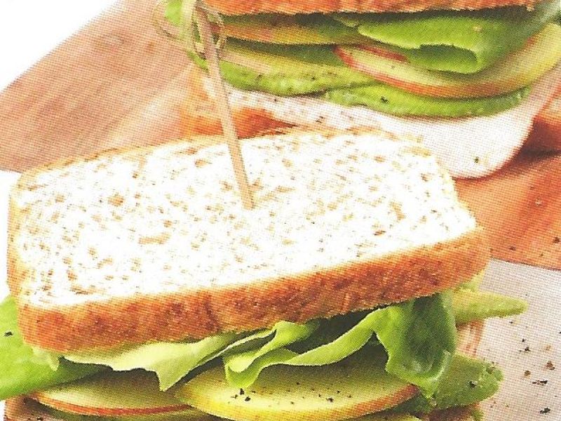 Bruine boterham met kip, appel en avocado