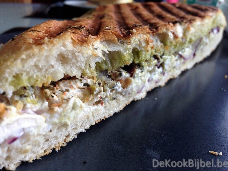 Focaccia, geitenkaas, olijf, pesto en rode ui