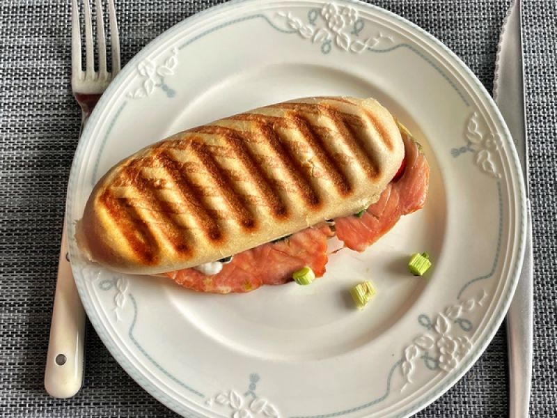 Panini met gerookte zalm en geitenkaas