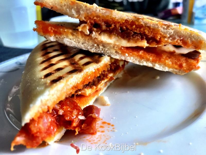 Panini met chorizo, mozzarella en tomatentapenade