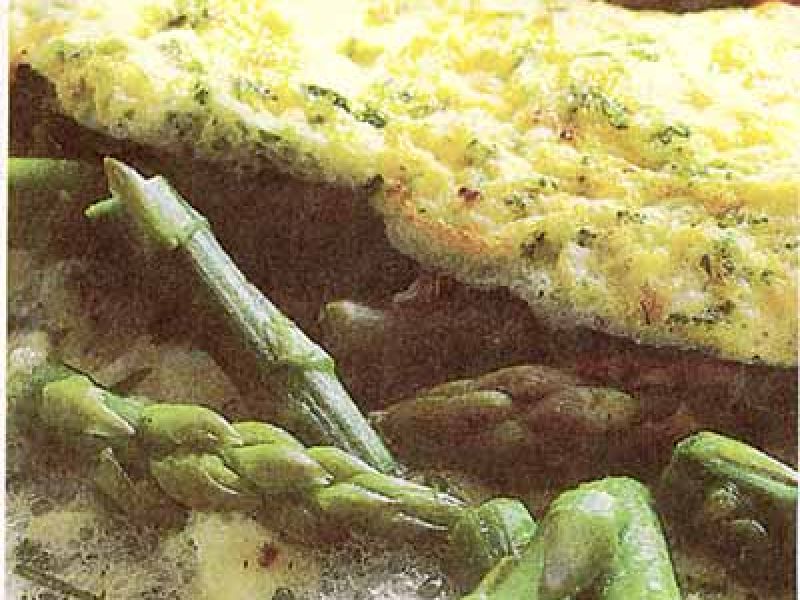 Eiwit omelet met asperges en kruiden