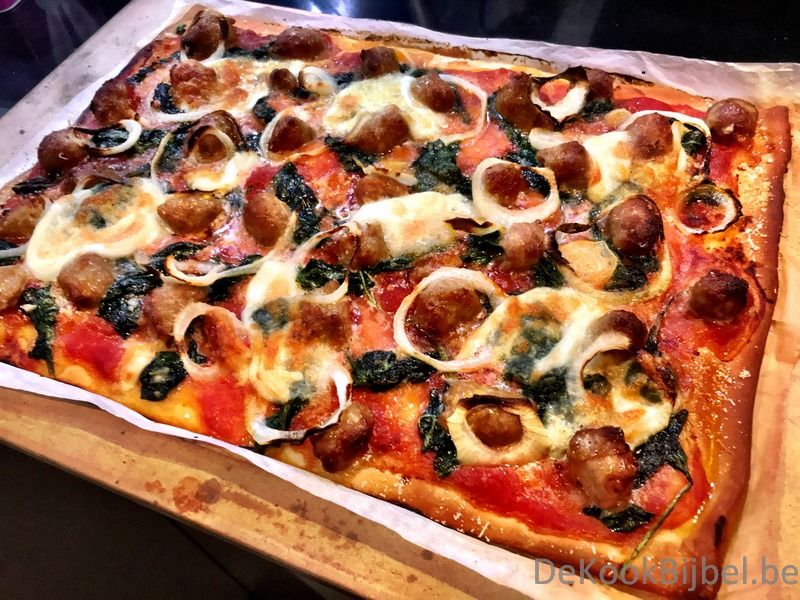 Pizza met chipolata balletjes en spinazie