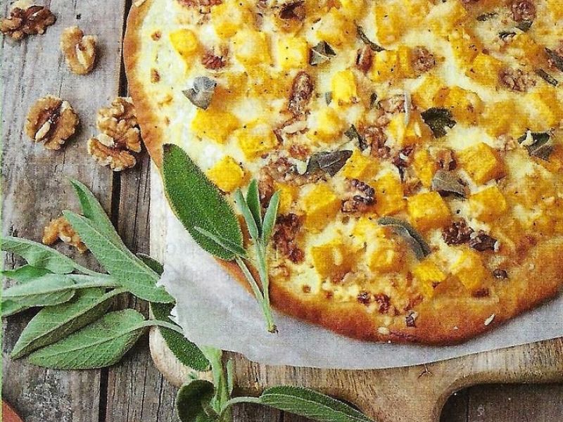 Pizza bianco met pompoen, salie en walnoot