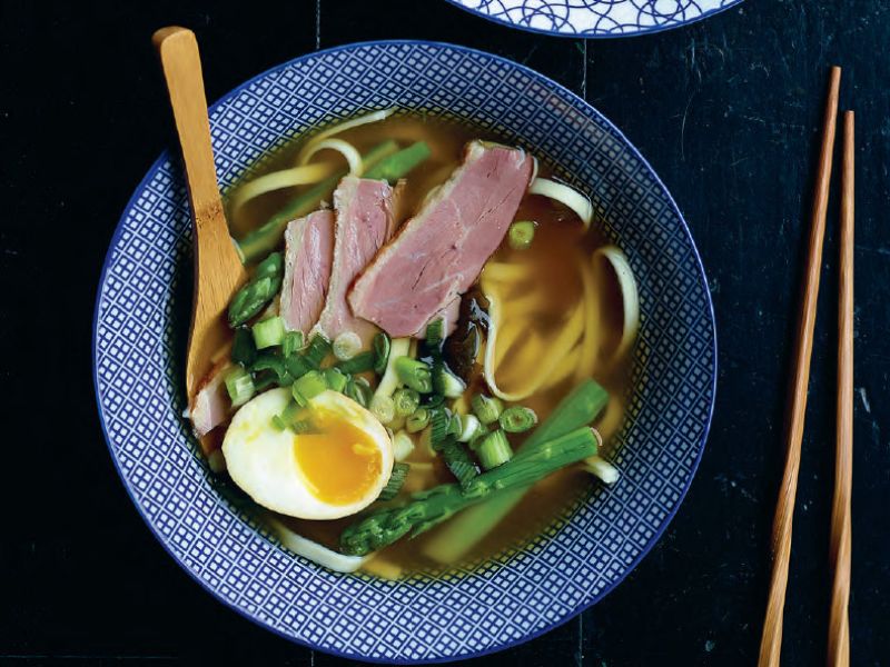 Ramen noedelsoep met eend, groene asperges en ei