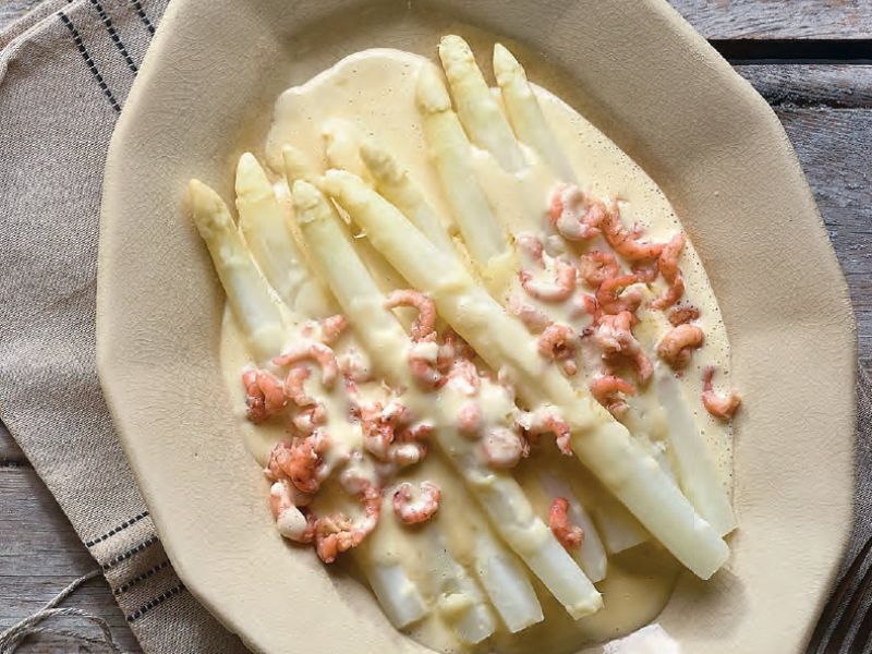 Witte asperges met mousselinesaus en grijze garnalen