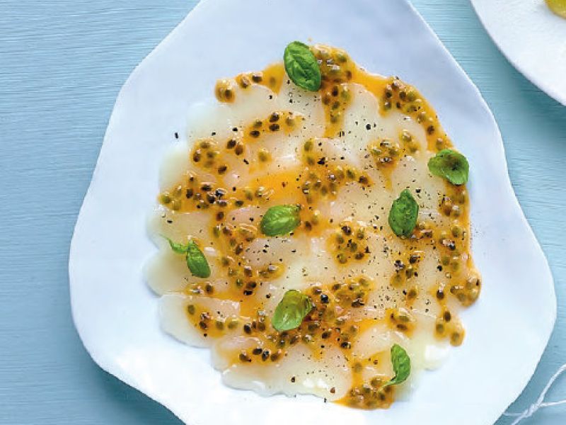 Carpaccio van Sint-Jakobsvruchten met passievruchten